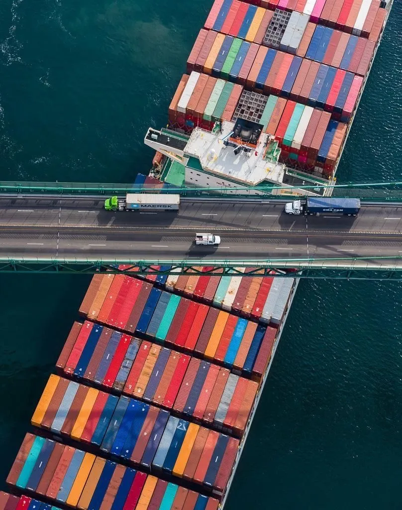 Fond : conteneurs ou port